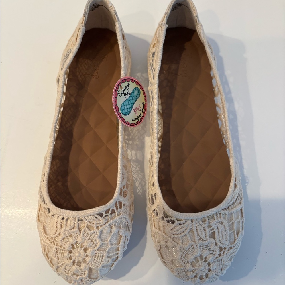 Elegant Jellypop Cream Lace Ballet Flats